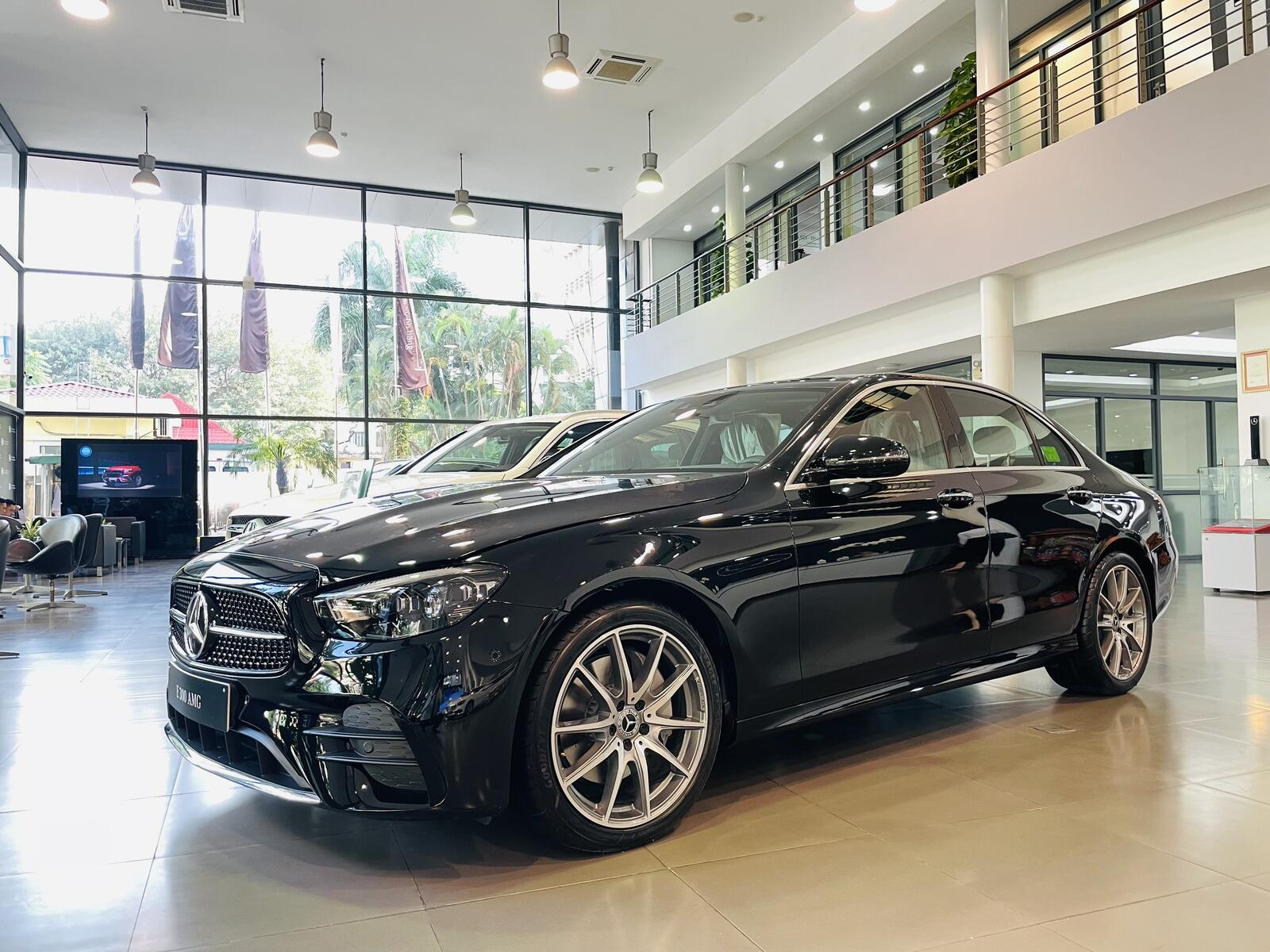 Mercedes-Benz E300 AMG - Ảnh 2