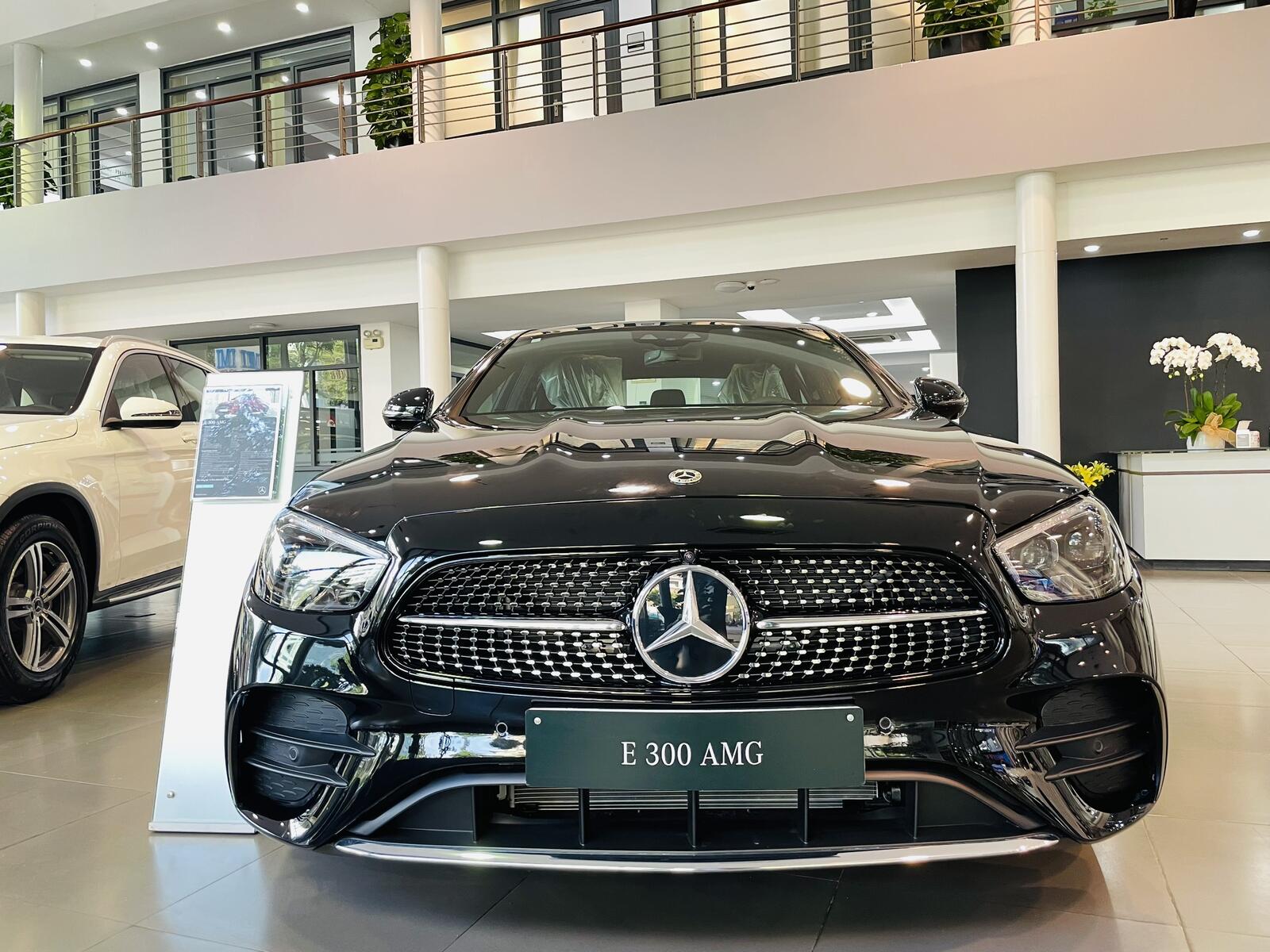 Mercedes-Benz E300 AMG - Ảnh 3