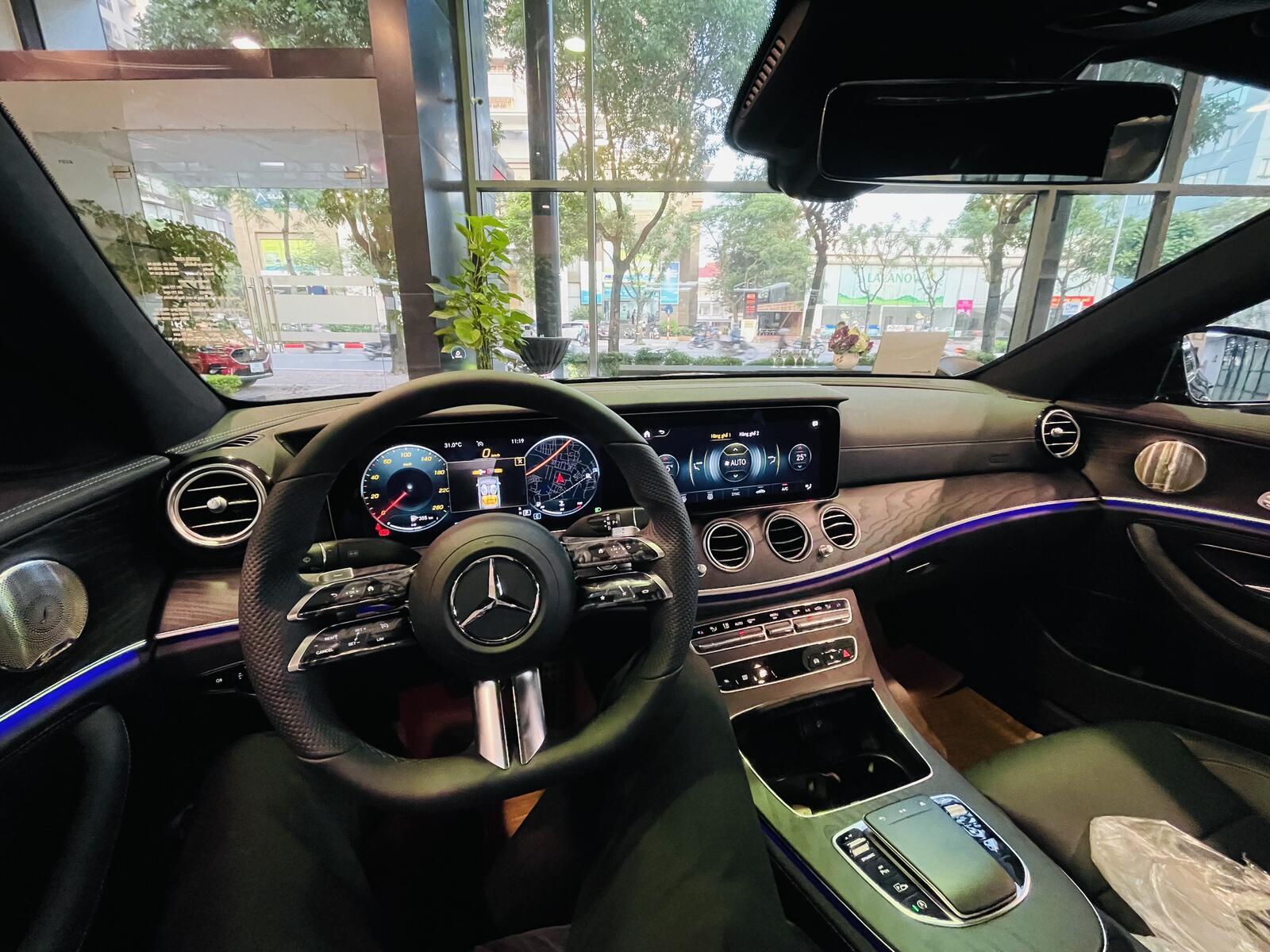 Mercedes-Benz E300 AMG - Ảnh 5
