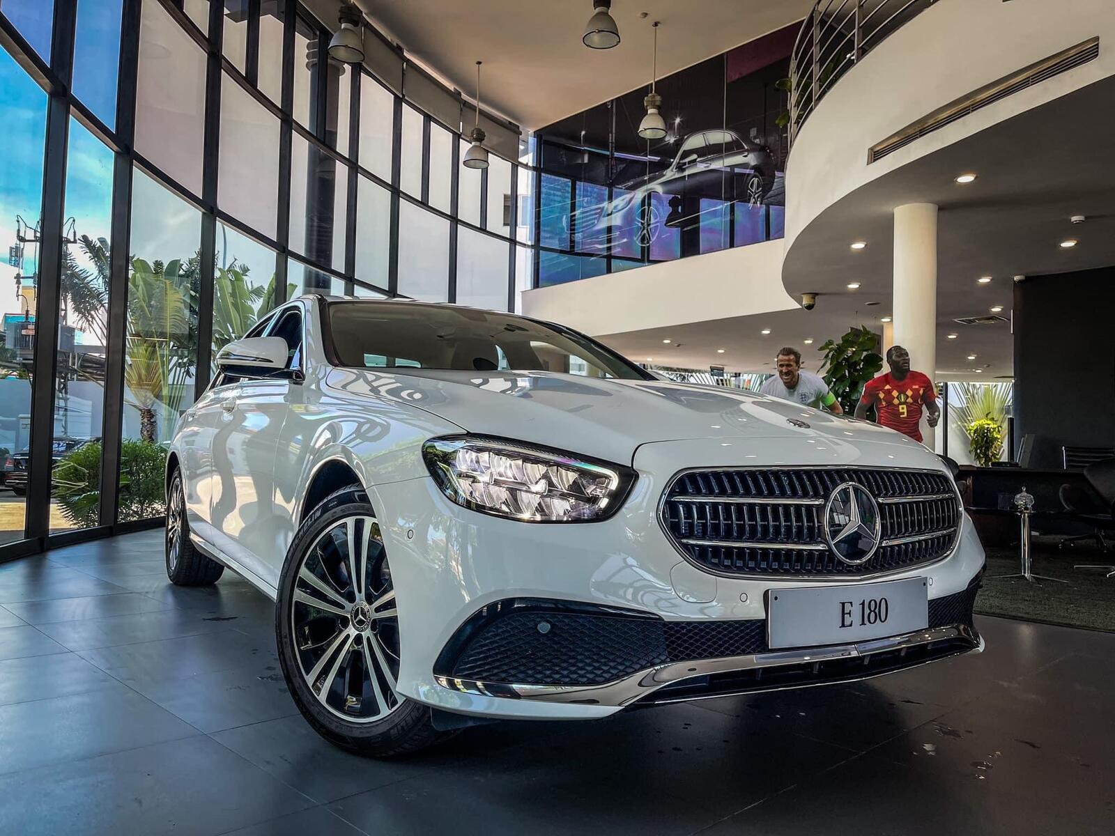 Mercedes-Benz E180 V1 - Ảnh 2