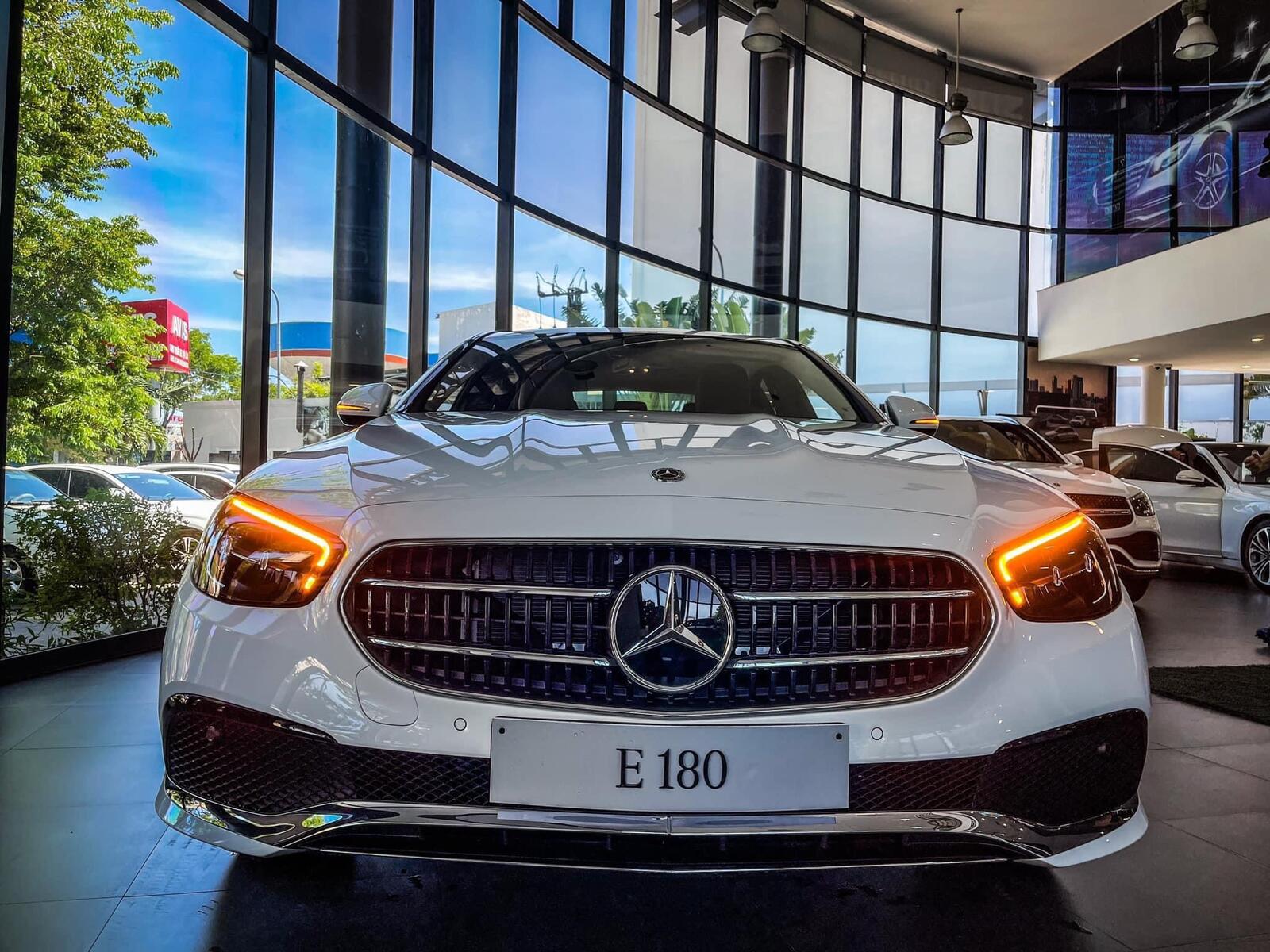 Mercedes-Benz E180 V1 - Ảnh 3