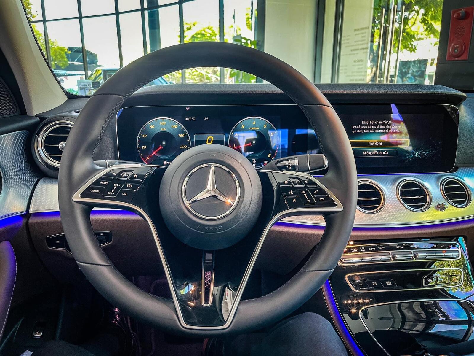 Mercedes-Benz E180 V1 - Ảnh 10