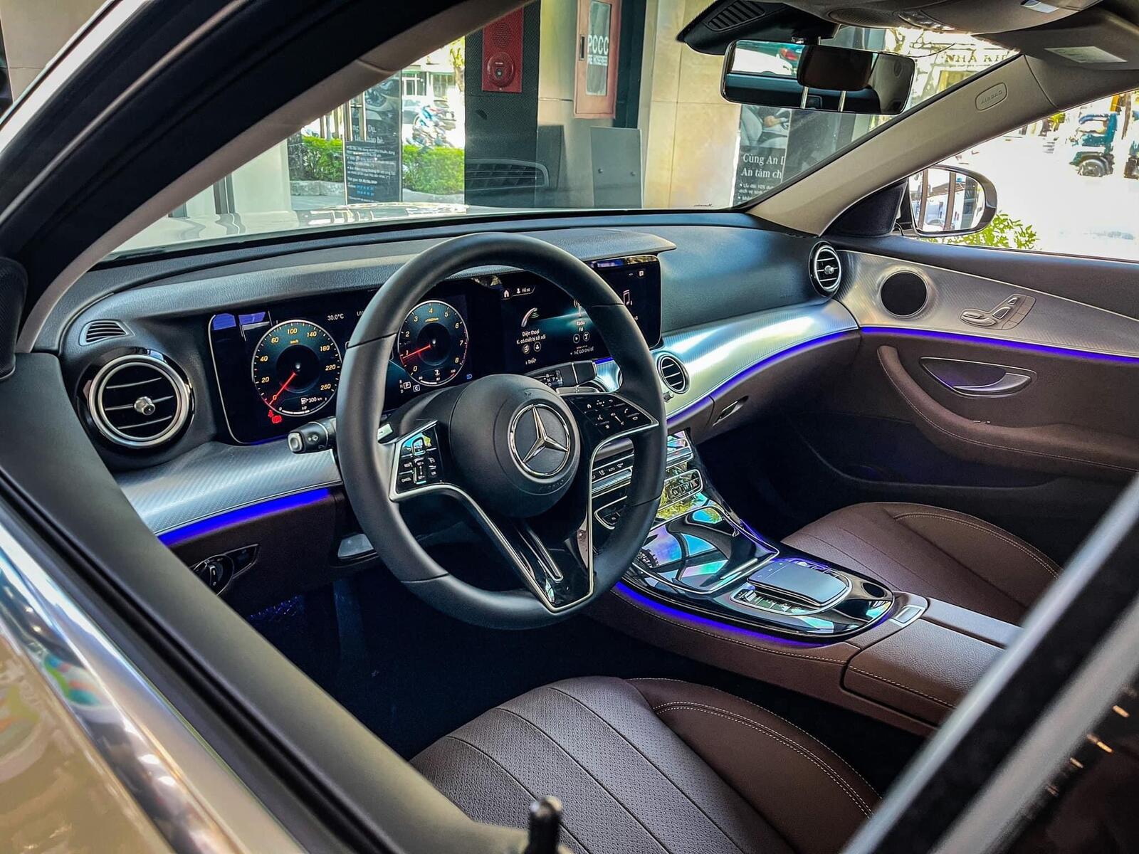 Mercedes-Benz E180 V1 - Ảnh 12