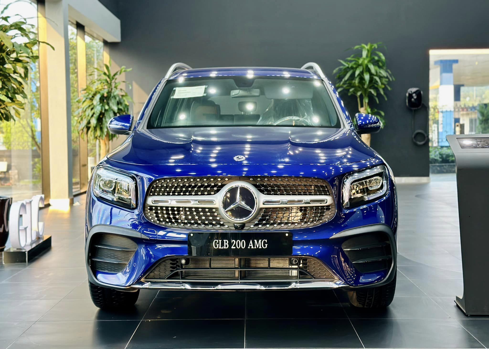 Mercedes-Benz GLB 200 AMG - Ảnh 7